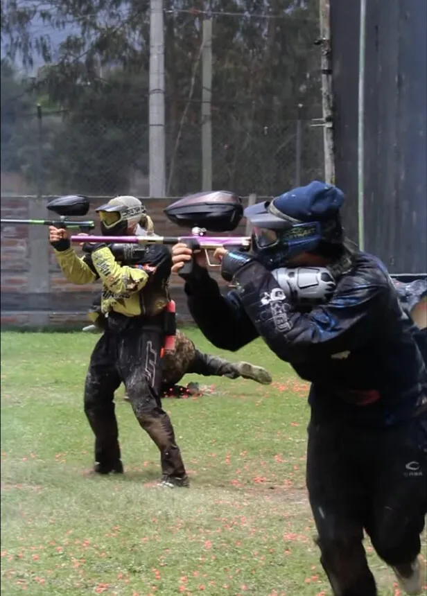 Dos jugadores se enfrentan a corta distancia durante un torneo de paintball