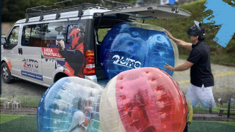 Van rotulada de QuitoPaintball con la puerta trasera abierta mientras se descargan tres esferas de bubble ball
