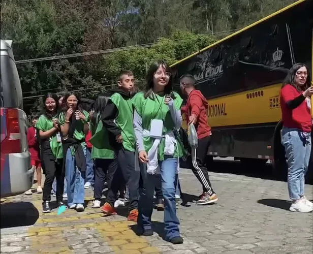 Estudiantes bajando del bus a su llegada a QuitoPaintball